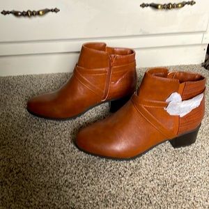 Boots never worn size 9.5 wide